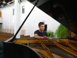 Klaverihäälestaja Juhan Ungru